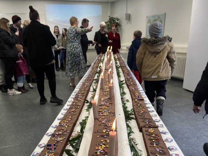 20 metra afmælisterta í afmæli Háskólaseturs Vestfjarða.