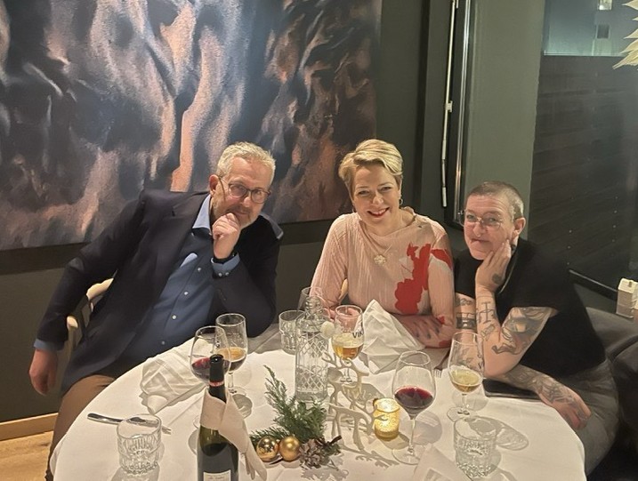 Dúi, Sigga og Erla við hringborð á veitingastaðnum Logni.