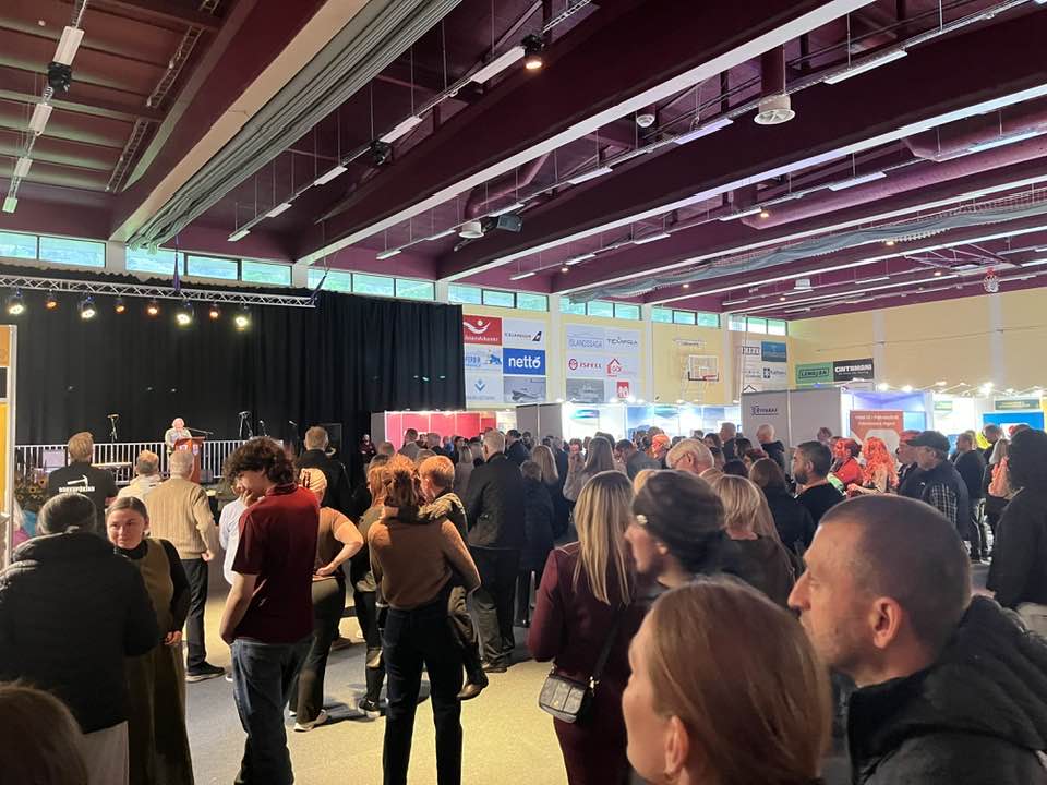 Séð yfir salinn á Gullkistunni, í íþróttahúsinu á Torfnesi.