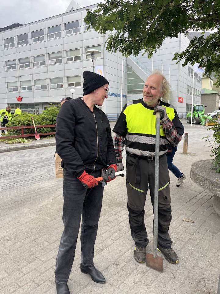 Erla skipulagsfulltrúi og Sighvatur garðyrkjustjóri í vinnufötum á Silfurtorgi.