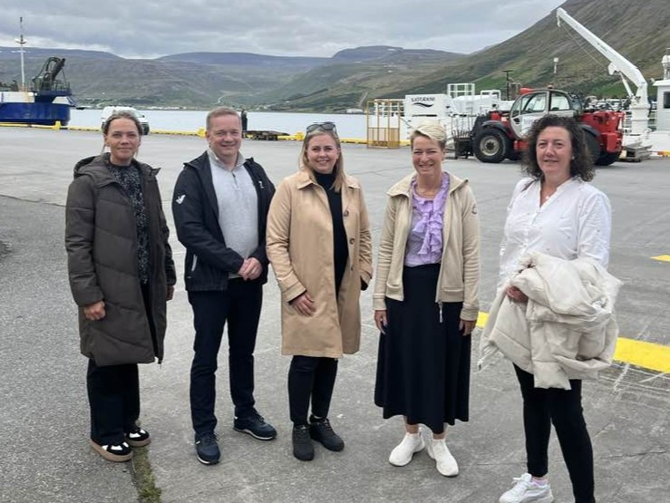 Sigríður með færeysku sendinefndinni á Ásgeirsbakka á Ísafirði.