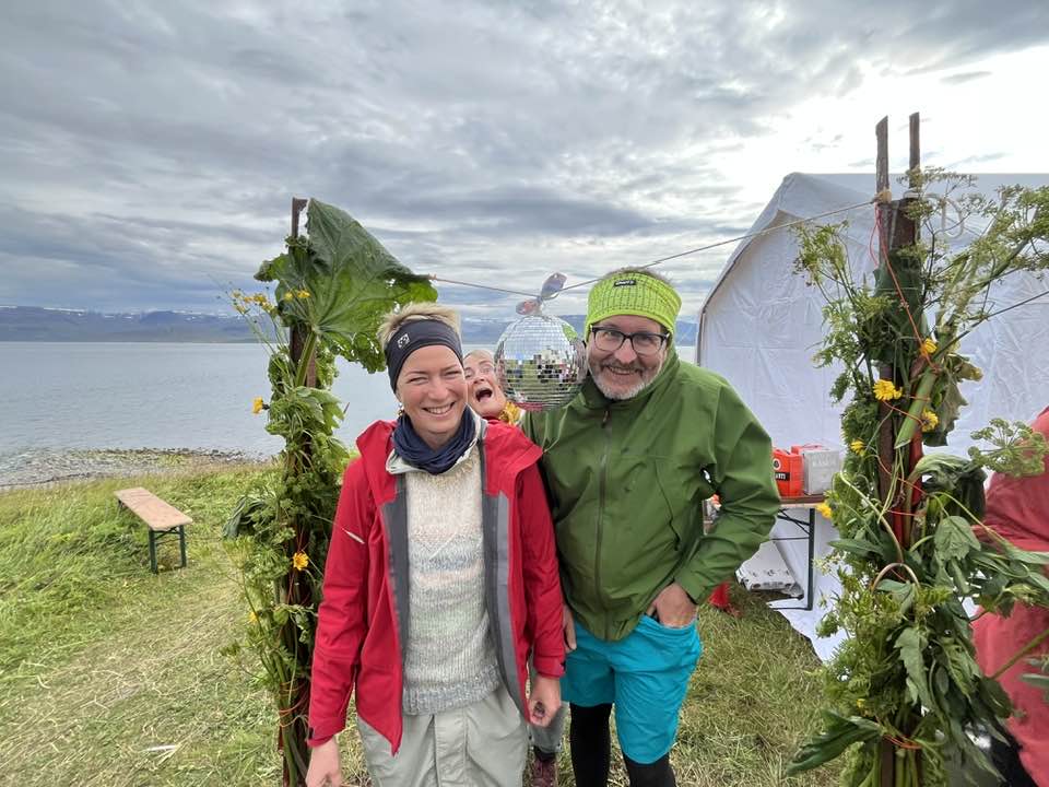 Sigga og Dúi við veislutjald á Kvíum. Á milli þeirra er diskókúla og Gerður gægist upp þar fyrir aftan.