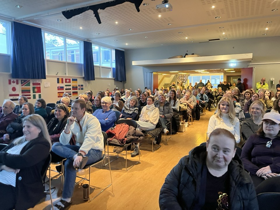 Séð yfir matsalinn í Grunnskóla Ísafjarðar. Þétt setinn bekkurinn á stóra starfsmannadeginum.