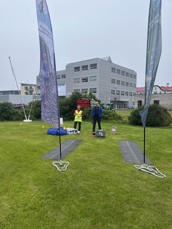 Sjálfboðaliðar við marksvæði í Óshlíðarhlaupinu, á flötinni Pollmegin við Hótel Ísafjörð.