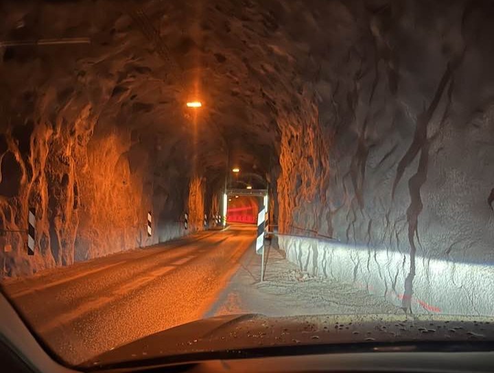 Beðið inní göngum á meðan vegurinn var ruddur eftir að lítið snjóflóð féll yfir veginn í Súganda.