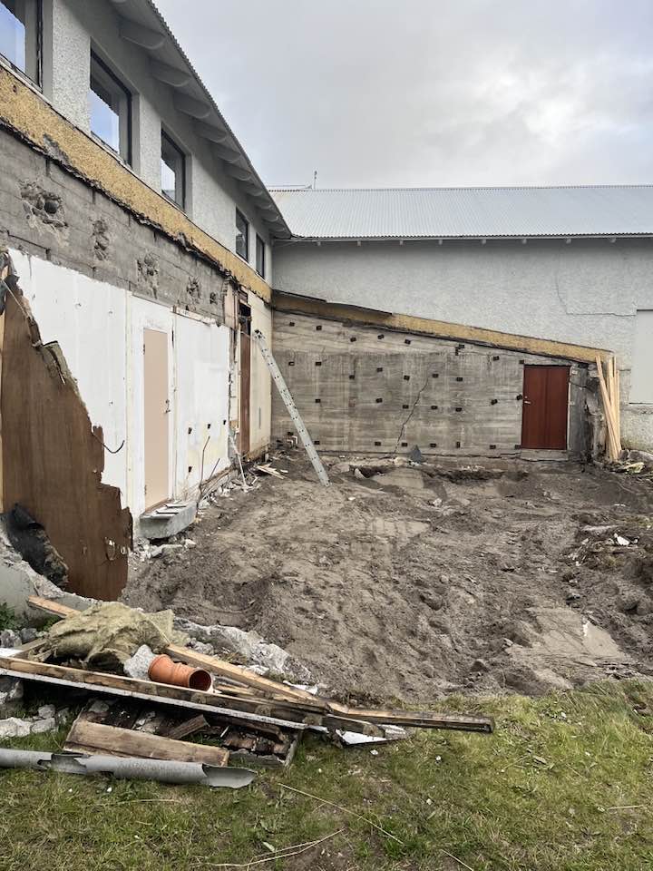 Framkvæmdir utanhúss við félagsheimilið á Suðureyri. Búið að rífa gömlu búningsklefana.