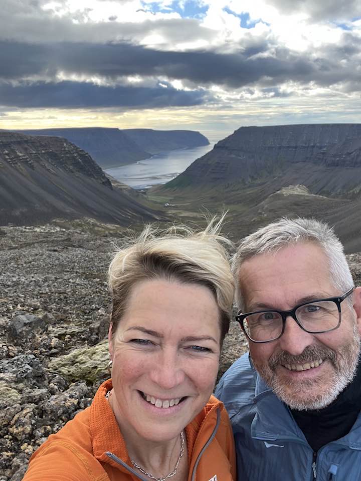 Sigga og Dúi í fjallgöngu ofan Önundarfjarðar.