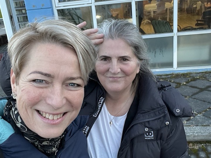 Sigríður og Margrét fyrir utan Blábankann. Sjálfa í nærmynd.