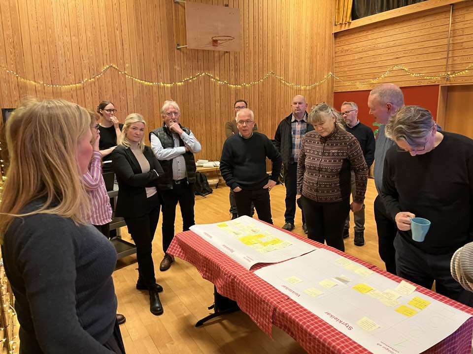 Verkefnaráð spáir í spilin á Laugarhóli.