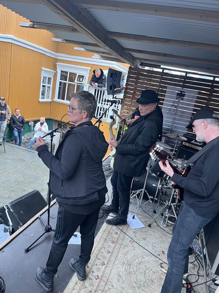 Fræbblarnir á sviði í garðinum við Dillon.