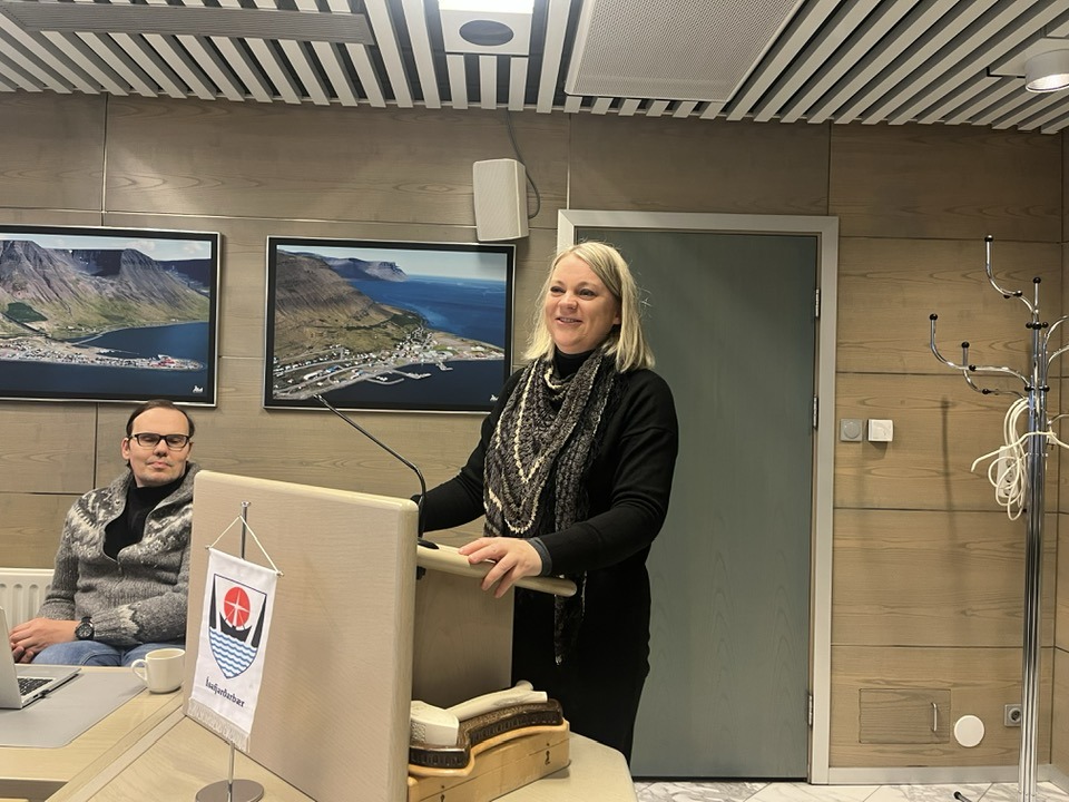 Dagný stendur við ræðupúltið í fundarsal bæjarstjórnar.