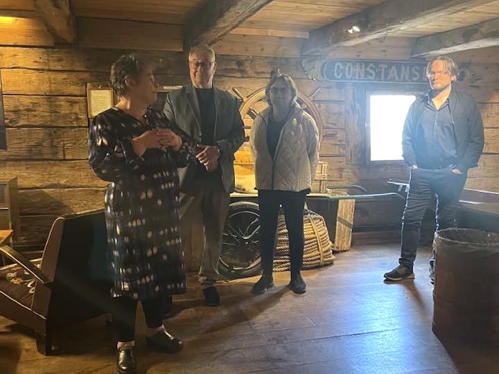 Jóna Símonía ávarpar félaga í samtökum um sögutengda ferðaþjónustu.