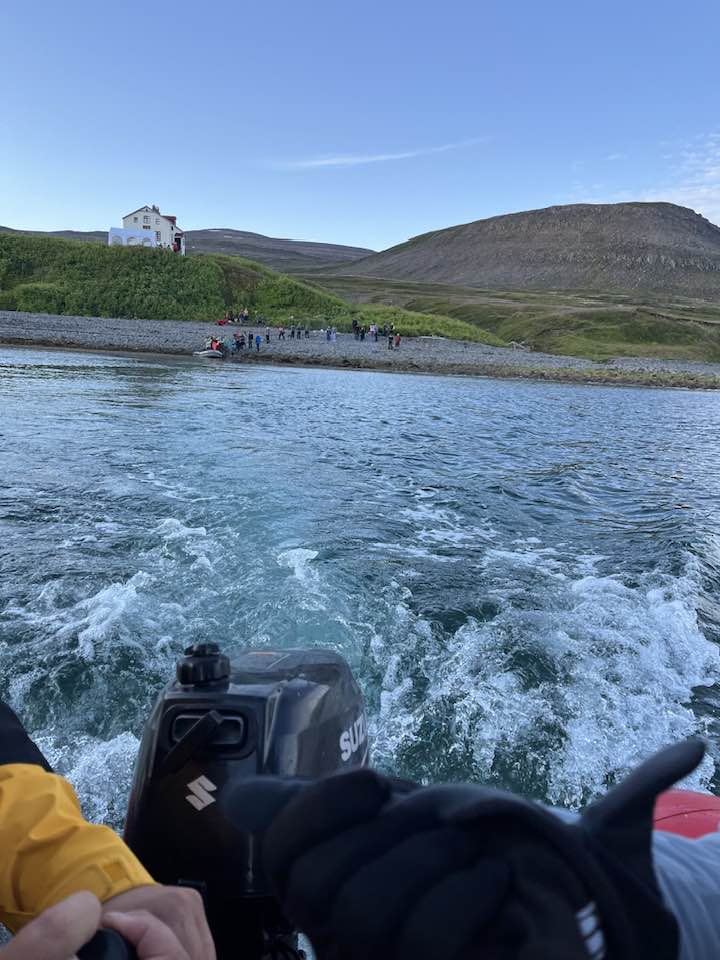 Kvíar, séð úr gúmmíbát sem er að sigla frá landi.