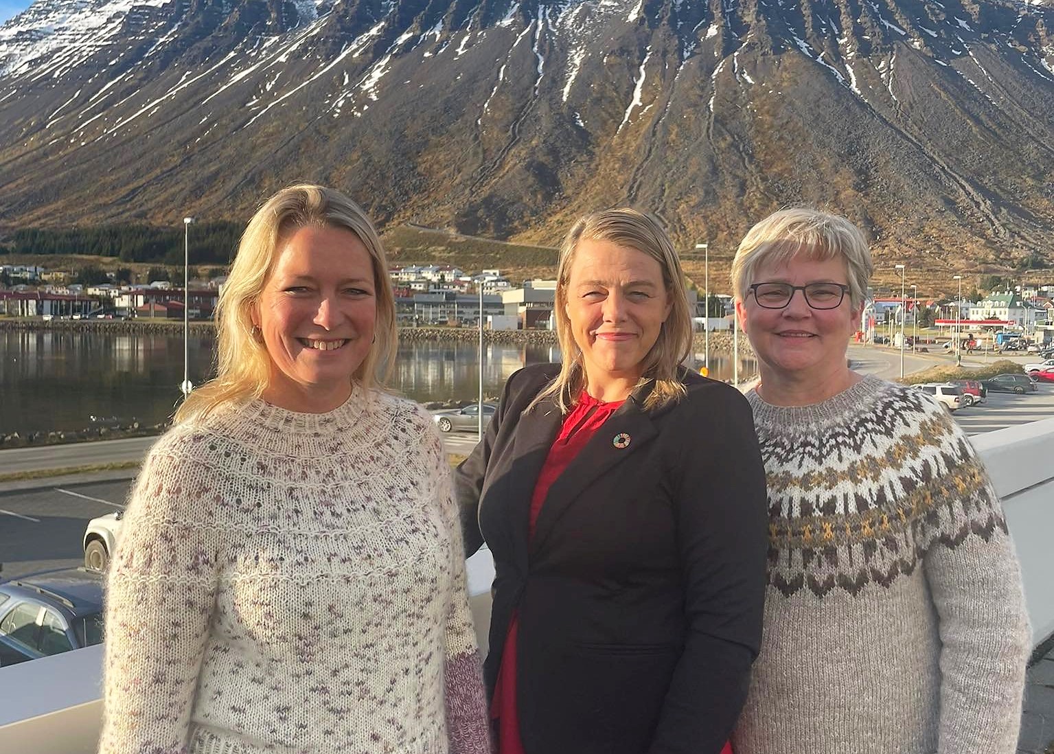 Sigríður Júlía, Arna Lára og Anna Sigríður Guðnadóttir á svölum Stjórnsýsluhússins.