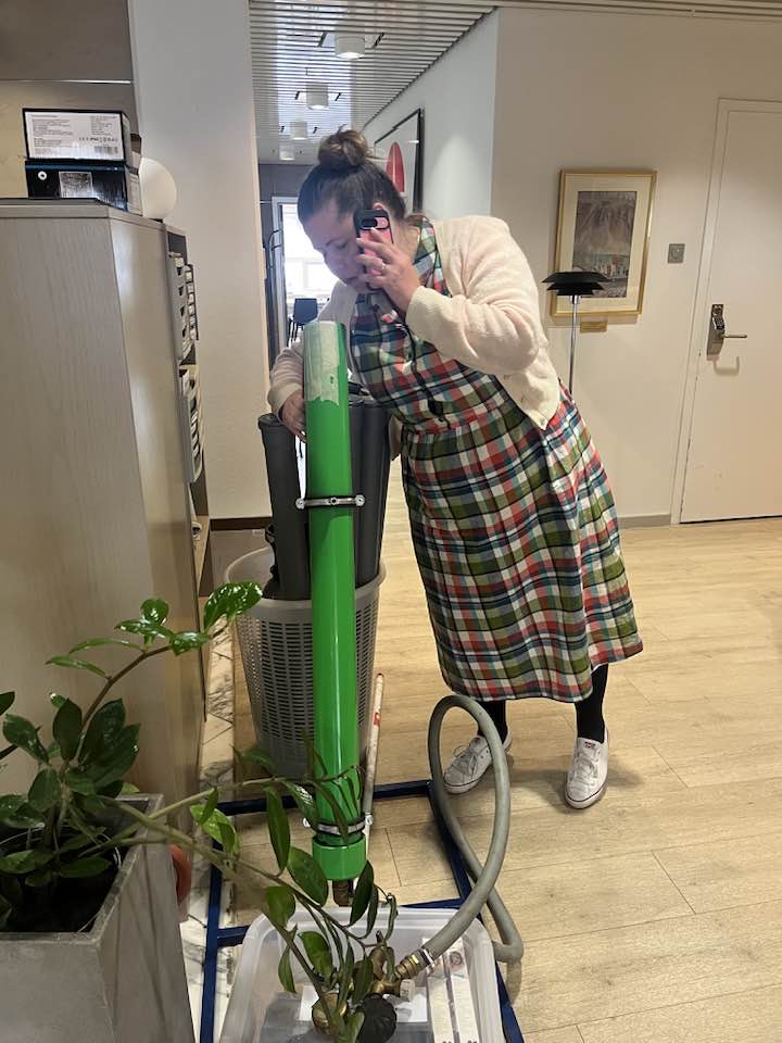 Tinna Ólafsdóttir við karamellubyssuna á bæjarskrifstofunni.