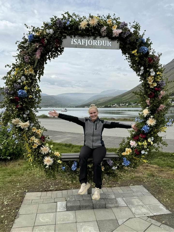 Sara í blómasætinu.