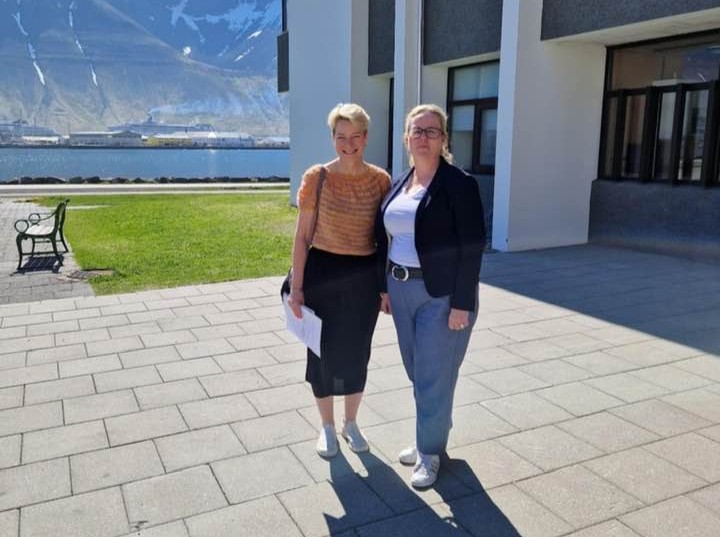 Sigríður Júlía og Heiðrún, skólameistari Menntaskólans á Ísafirði, fyrir framan skólann.