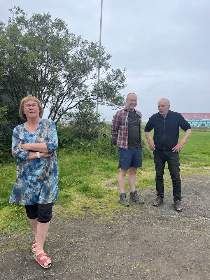 Ábúendur á Kirkjubóli í Valþjófsdal ásamt Guðmundi Inga Guðbrandssyni.