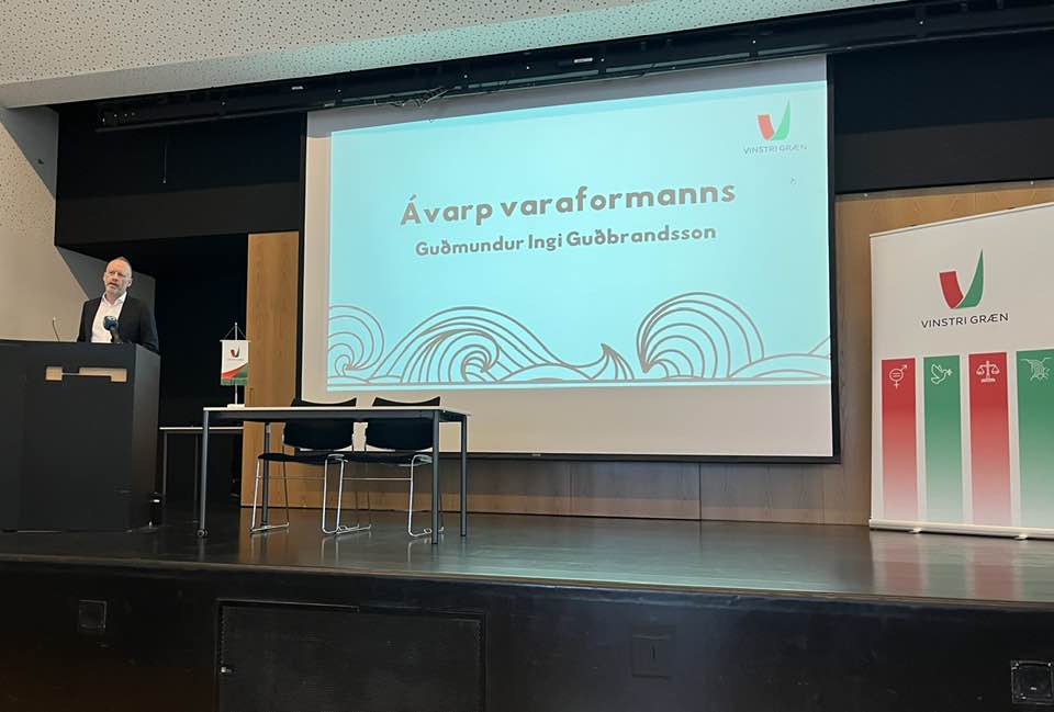 Guðmundur Ingi Guðbrandsson ávarpar flokksráðsfund Vinstri grænna.