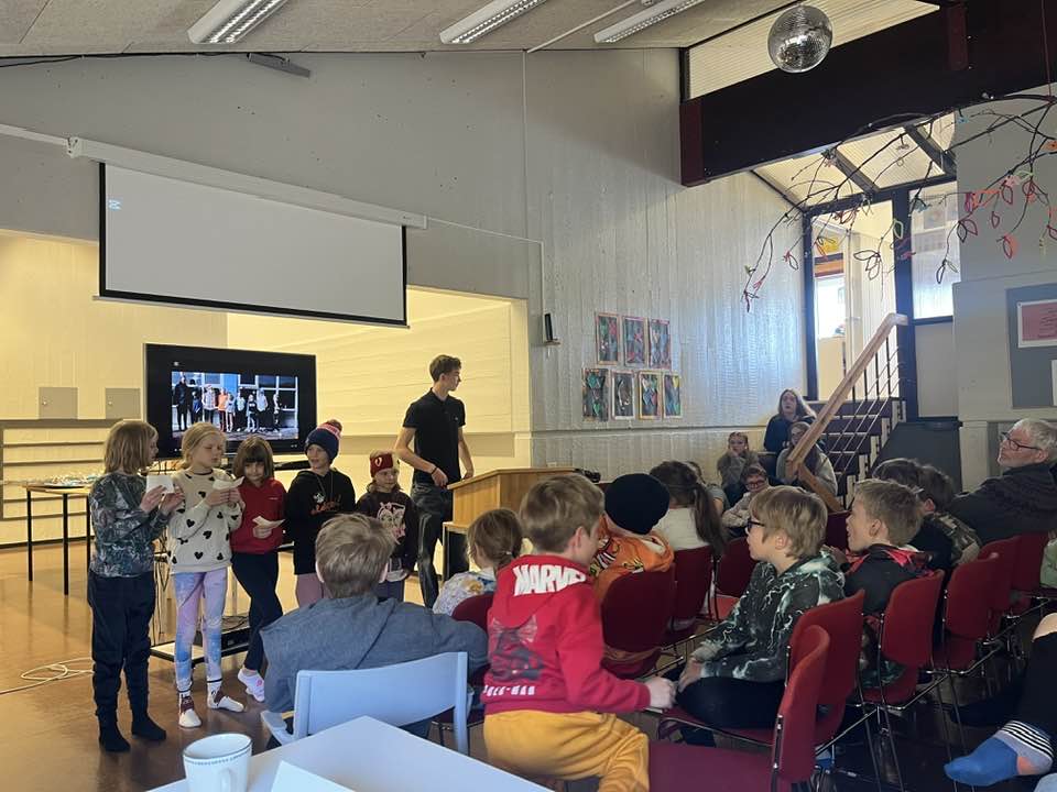 Nemendur kynna hugmyndir sínar fyrir samnemendum á sal Grunnskólans á Þingeyri.