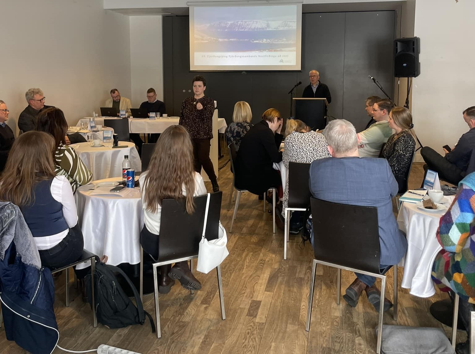 Fundargestir á Fjórðungsþingi í Bryggjusal Edinborgarhússins á Ísafirði. 