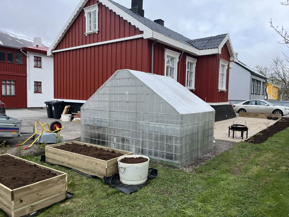 Bambahús í garði bæjarstjóra á Suðureyri.