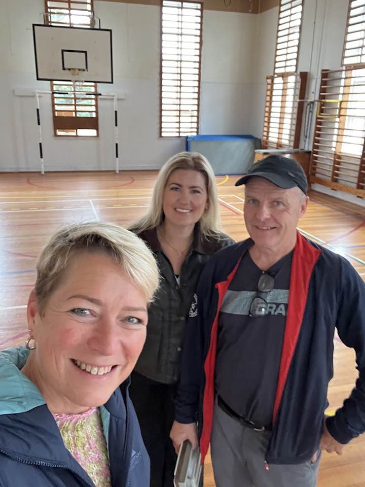 Sigga, Dagný Finnbjörnsdóttir og Grétar Helgason í íþróttasalnum á Austurvegi.