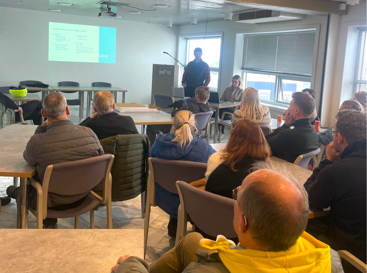 Fundargestir í fundarsal á fjórðu hæð Stjórnsýsluhússins á Ísafirði á fundi um uppbyggingu skíðasvæða. Innst í salnum eru Ragnar Högni og Hafdís.