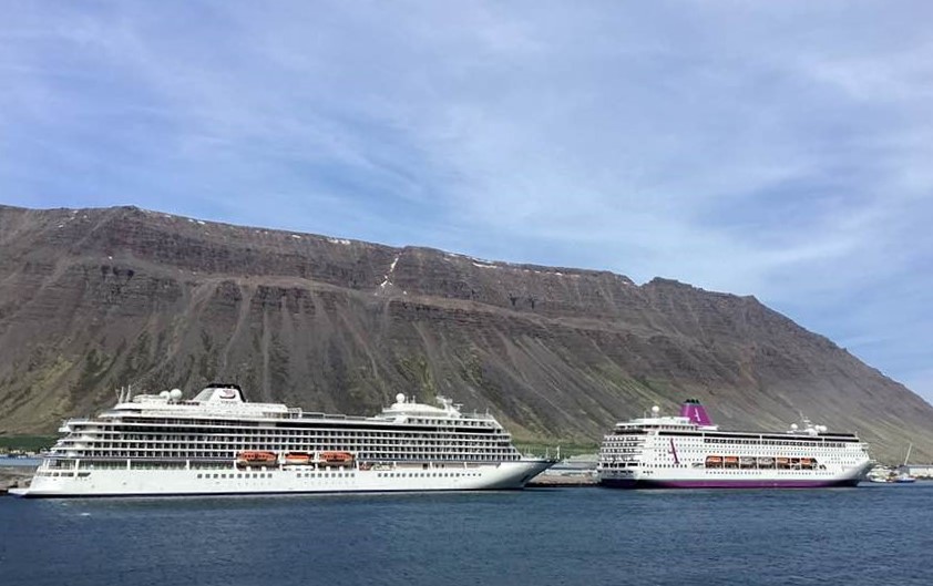 Skemmtiferðaskipin Sky Princess og Ambition við Sundabakka.