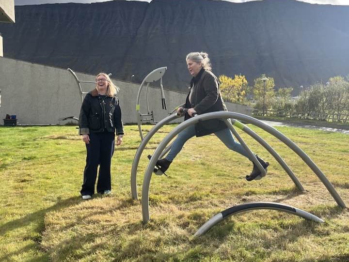 Margrét Geirsdóttir prófar tæki á hreystivellinum fyrir neðan Hlíf. Hafdís Gunnarsdóttir er vinstra megin á myndinni.