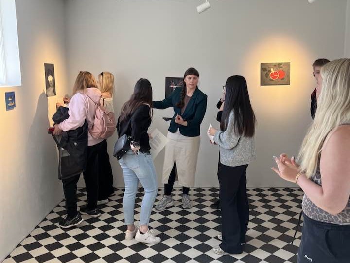 Frá opnun listsýningar nemenda MÍ.