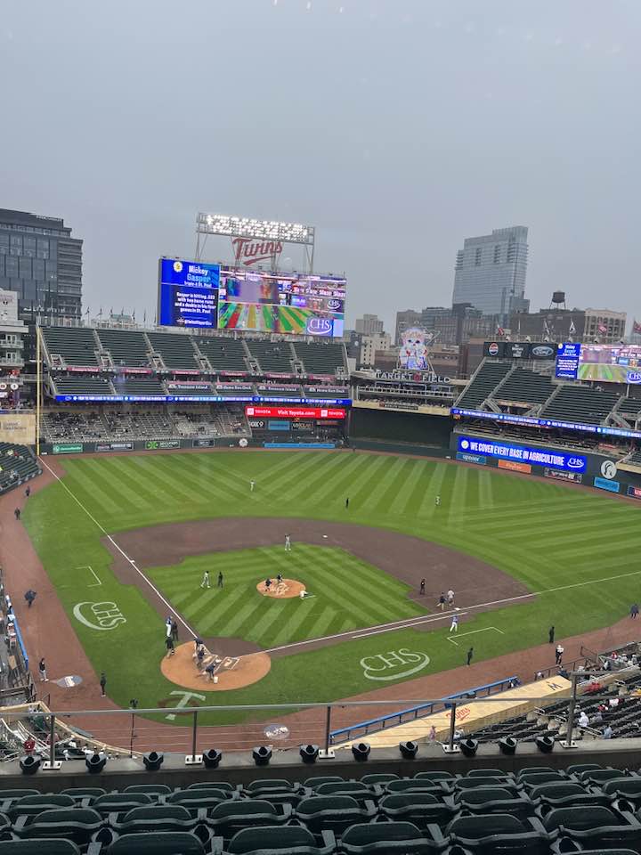 Á hafnarboltaleikvanginum, heimaliðið er Twins.