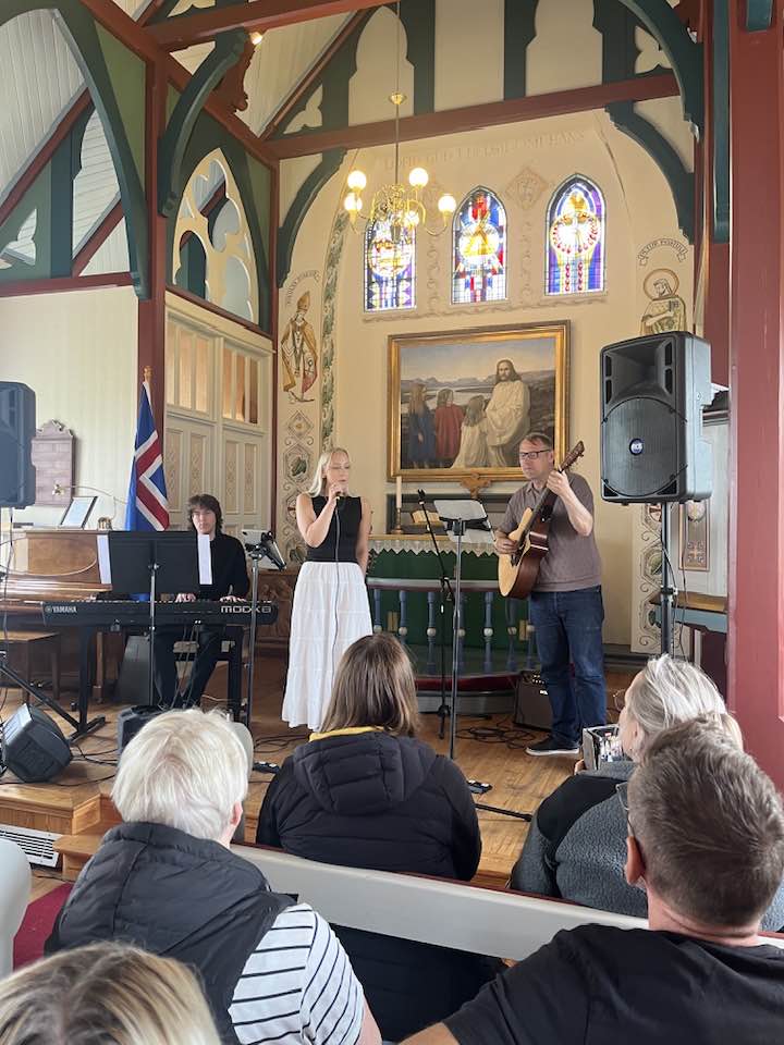 Bríet Vagna á tónleikum í Þingeyrarkirkju.