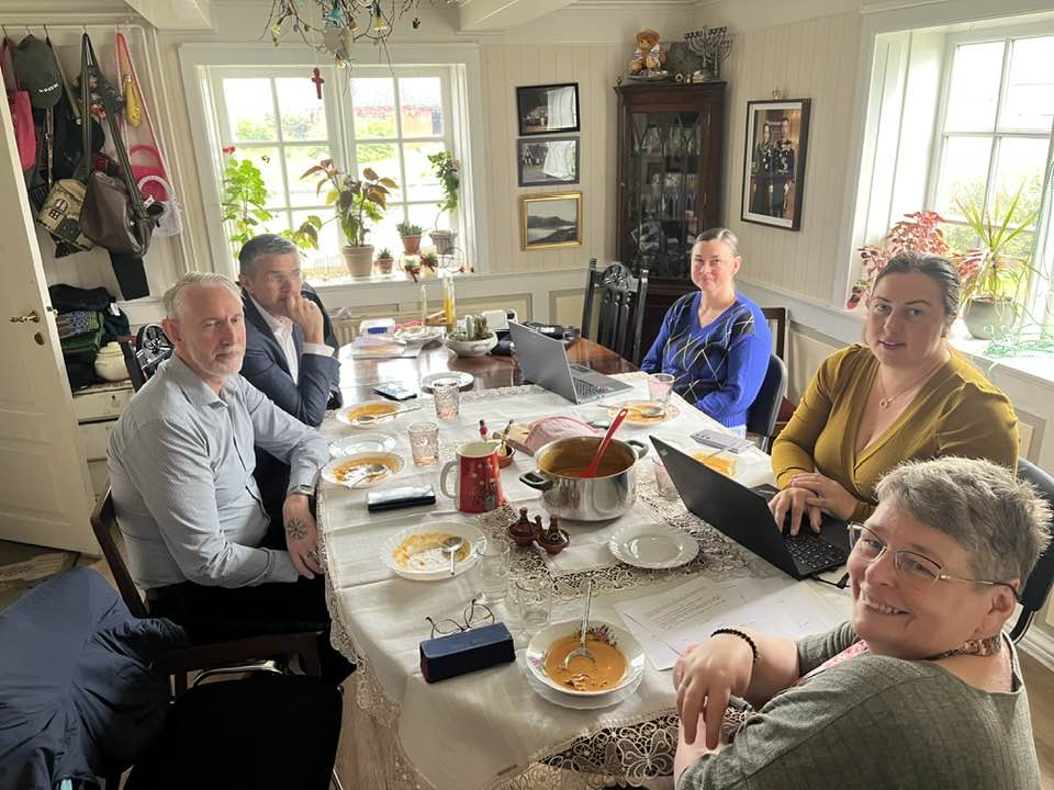 Stjórn Byggðasafns Vestfjarða á fundi á heimili forstöðumannsins, Jónu Símoníu.