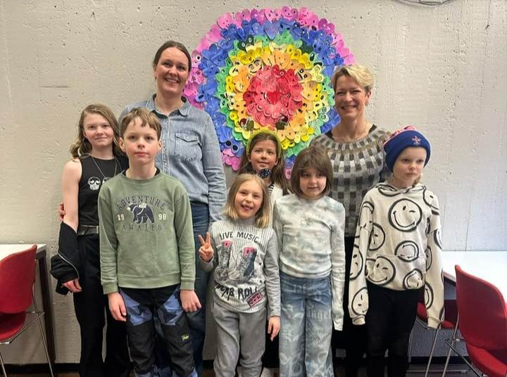 Erna skólastjóri Grunnskólans á Þingeyri, ég og nokkrir nemendur sem vildu fá að vera með á mynd.