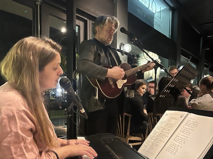 Sara Signýjardóttir og Skúli Þórðar að syngja og spila á píanó og gítar á veitingastaðnum Logni.