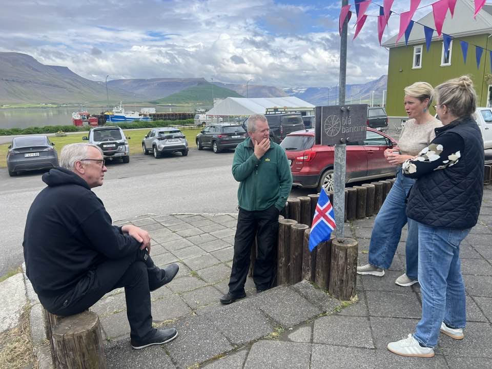 Spjallað fyrir utan Blábankann.