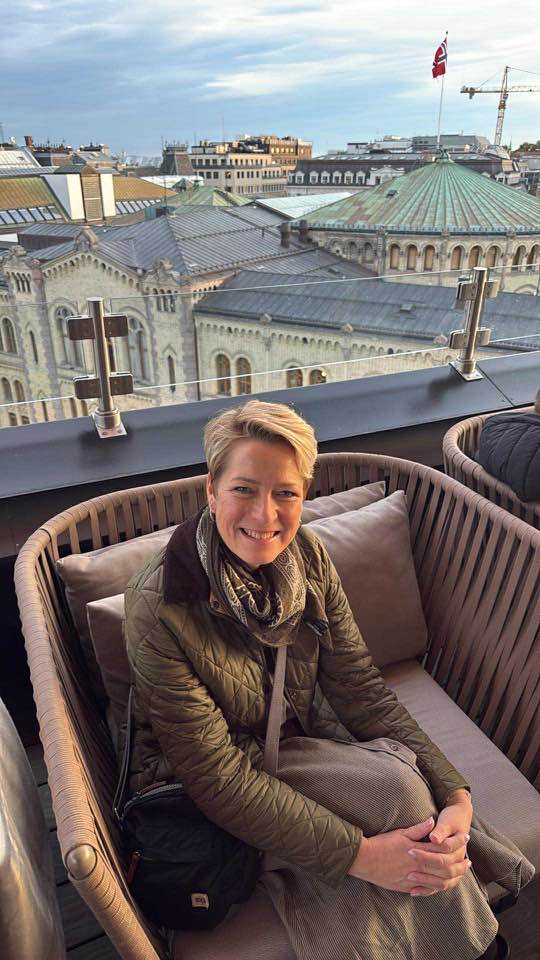 Sigga á þakbar Grand Hotel, útsýni yfir húsþökin í miðborg Osló.
