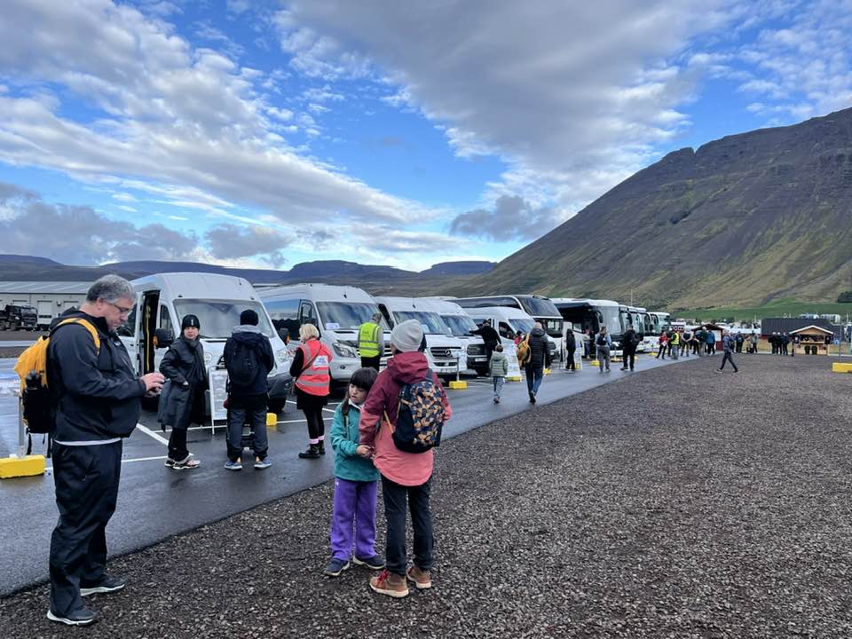 Ferðaþjónar og gestir við rútur á Sundabakka.
