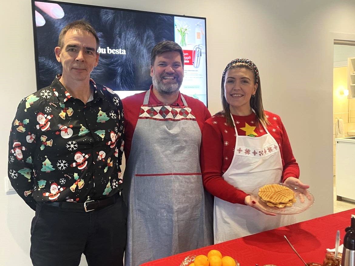 Starfsfólk VÍS á Ísafirði í vöfllukaffi á föstudaginn.