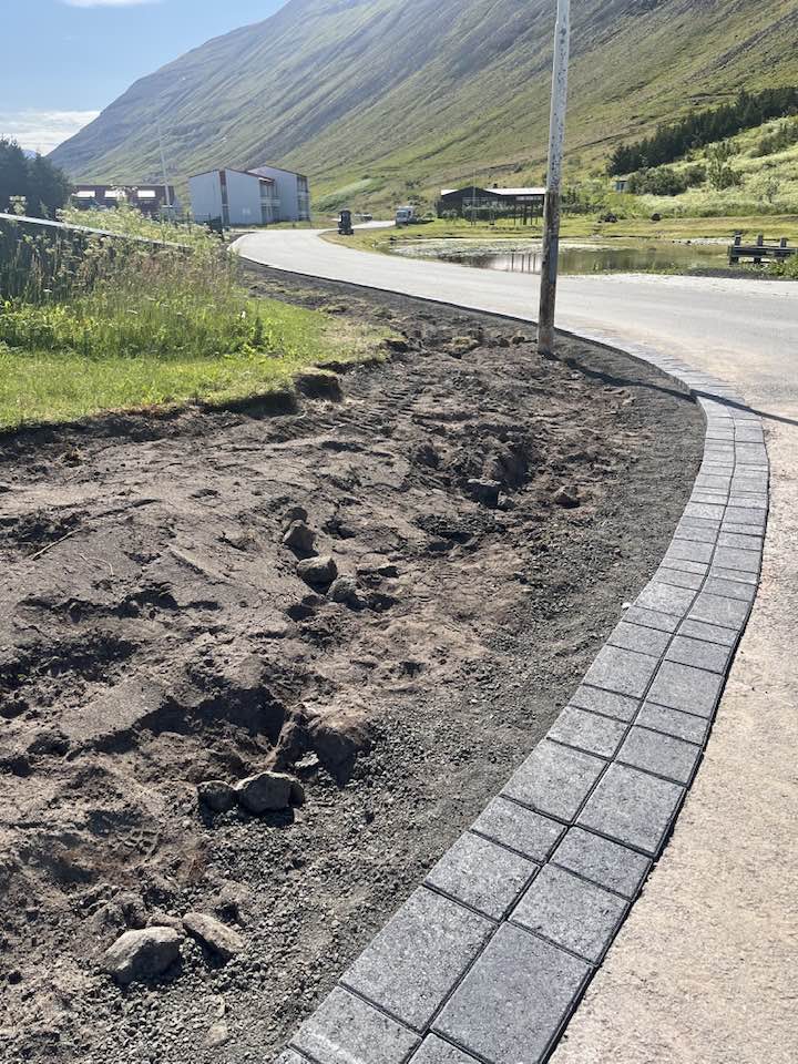 Framkvæmdi við gangstétt með fram tjörninni á Suðureyri.