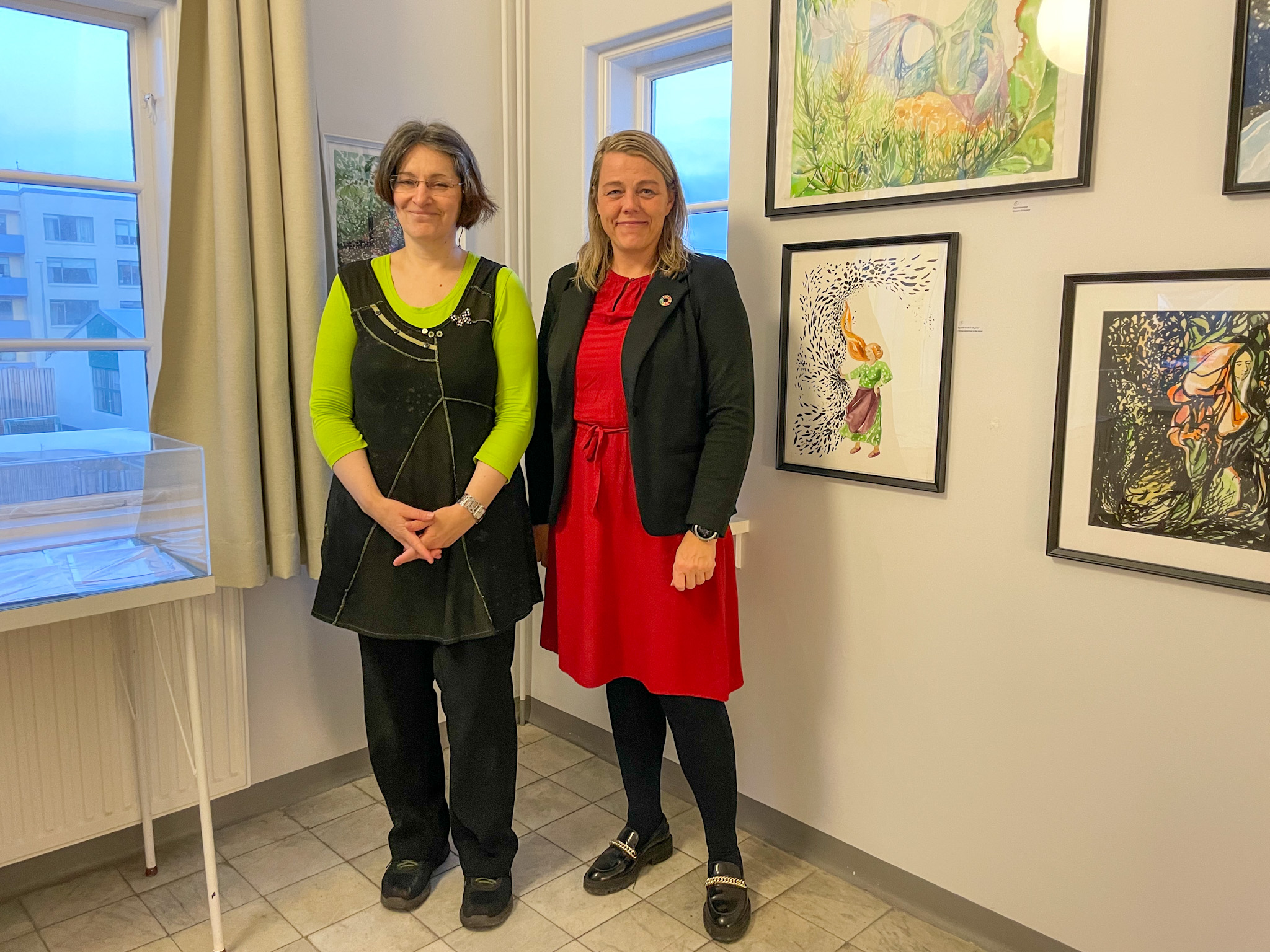 Nina Ivanova og Arna Lára á opnun myndlistarsýningar þeirrar fyrrnefndu í Safnahúsinu.