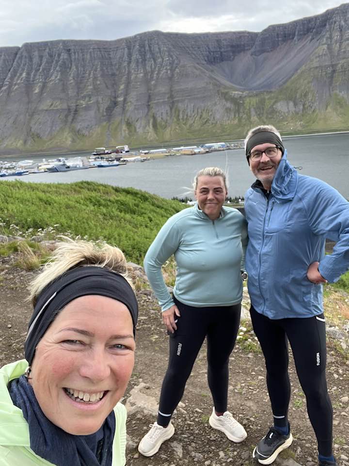 Sigga og Dúi með Örnu Láru á varnargarði fyrir ofan Ísafjörð