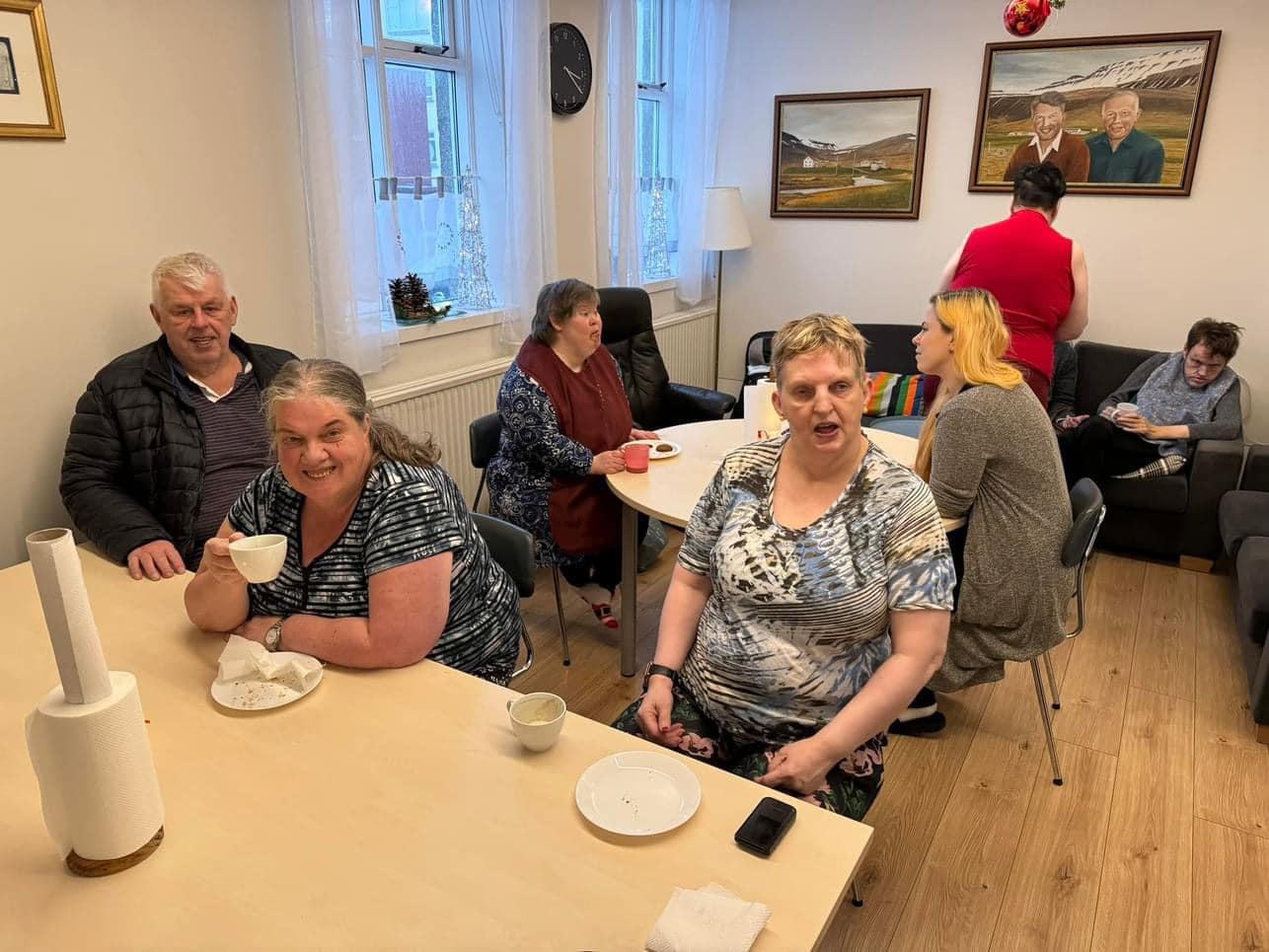 Starfsmenn og gestir Hvestu á jólamarkaði.