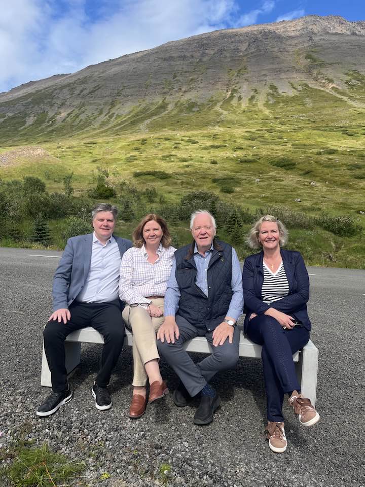 Börn og eiginmaður Ásgerðar á nýja bekknum.