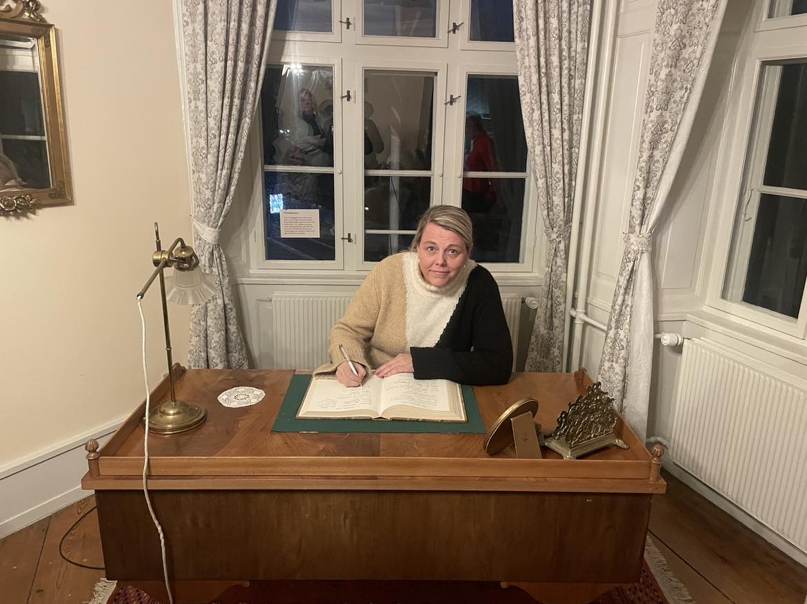 Arna Lára situr við skrifborð í Jónshúsi.