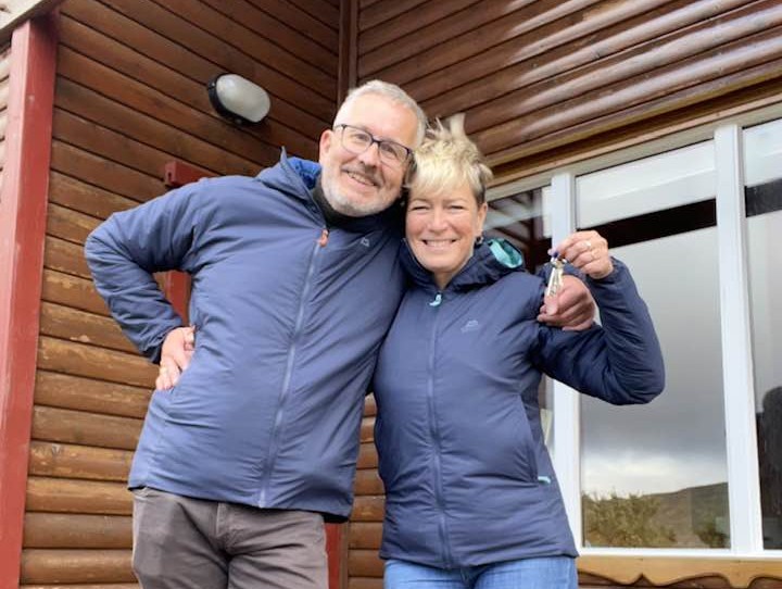 Dúi og Sigga fyrir utan bústaðinn. Sigga heldur á lyklum.