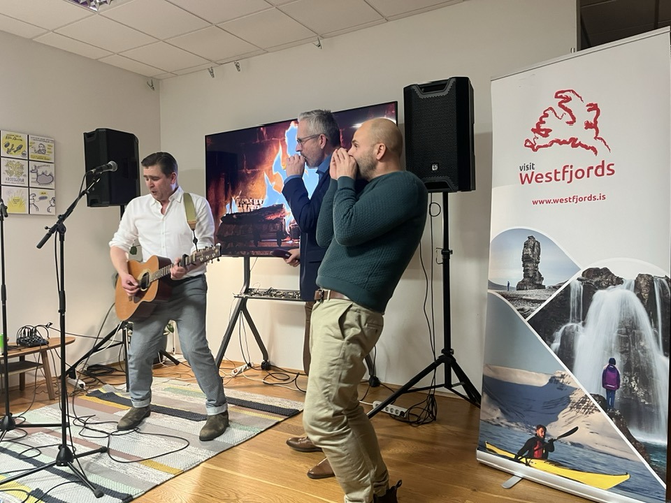 Villi, Dúi og Sölvi að flytja tónlist á sviði í uppskeruboðinu.