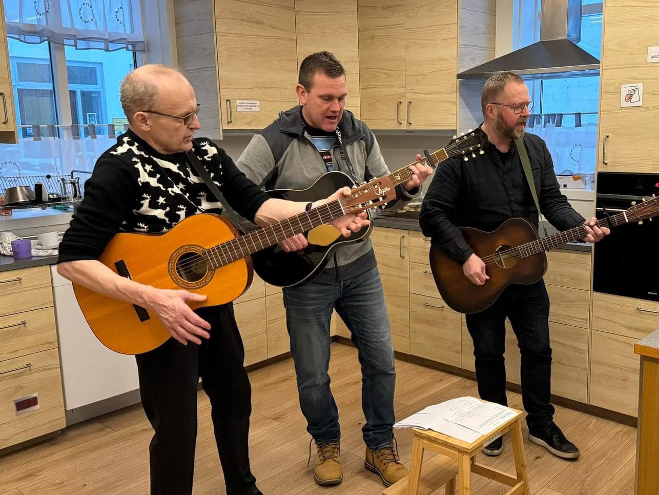 Hjalti Einarsson, Árni Ívarsson og Steingrímur Guðmundsson tóku lagið fyrir gesti.