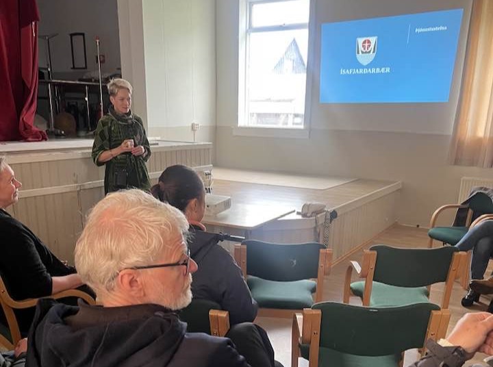 Á íbúafundi í félagsheimilinu á Flateyri.